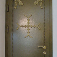Одностворчатая стальная дверь с элементами ковки